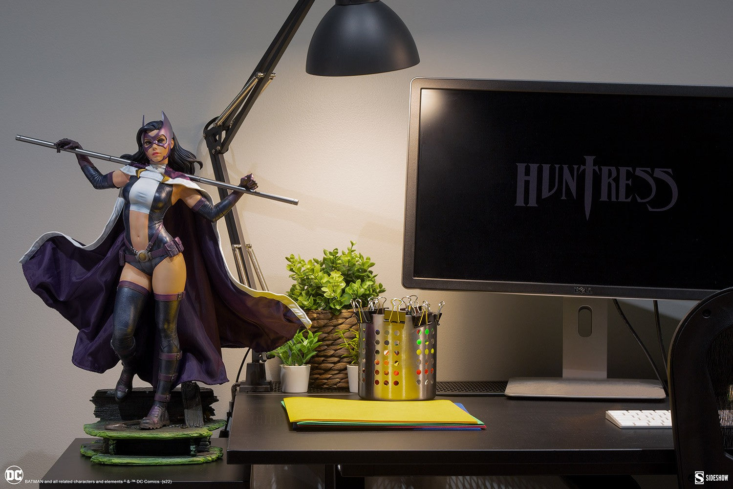 HUNTRESS Premium Format Figure by Sideshow Collectibles