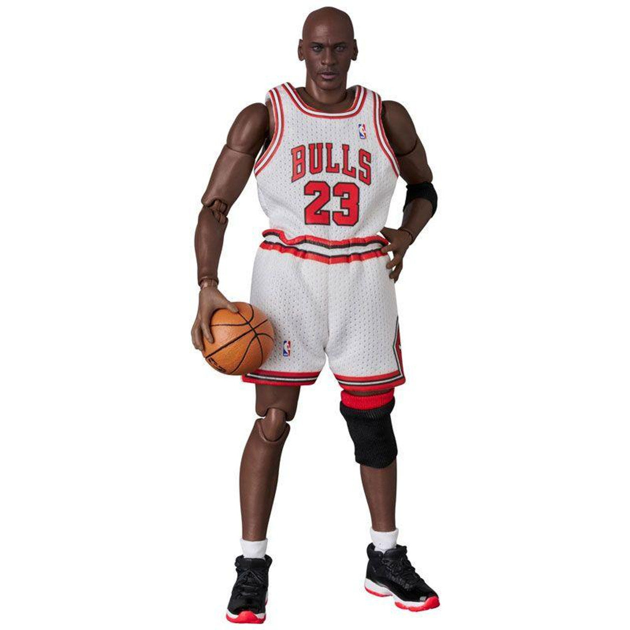 MAFEX Michael Jordan (Chicago Bulls Home) Action Figure