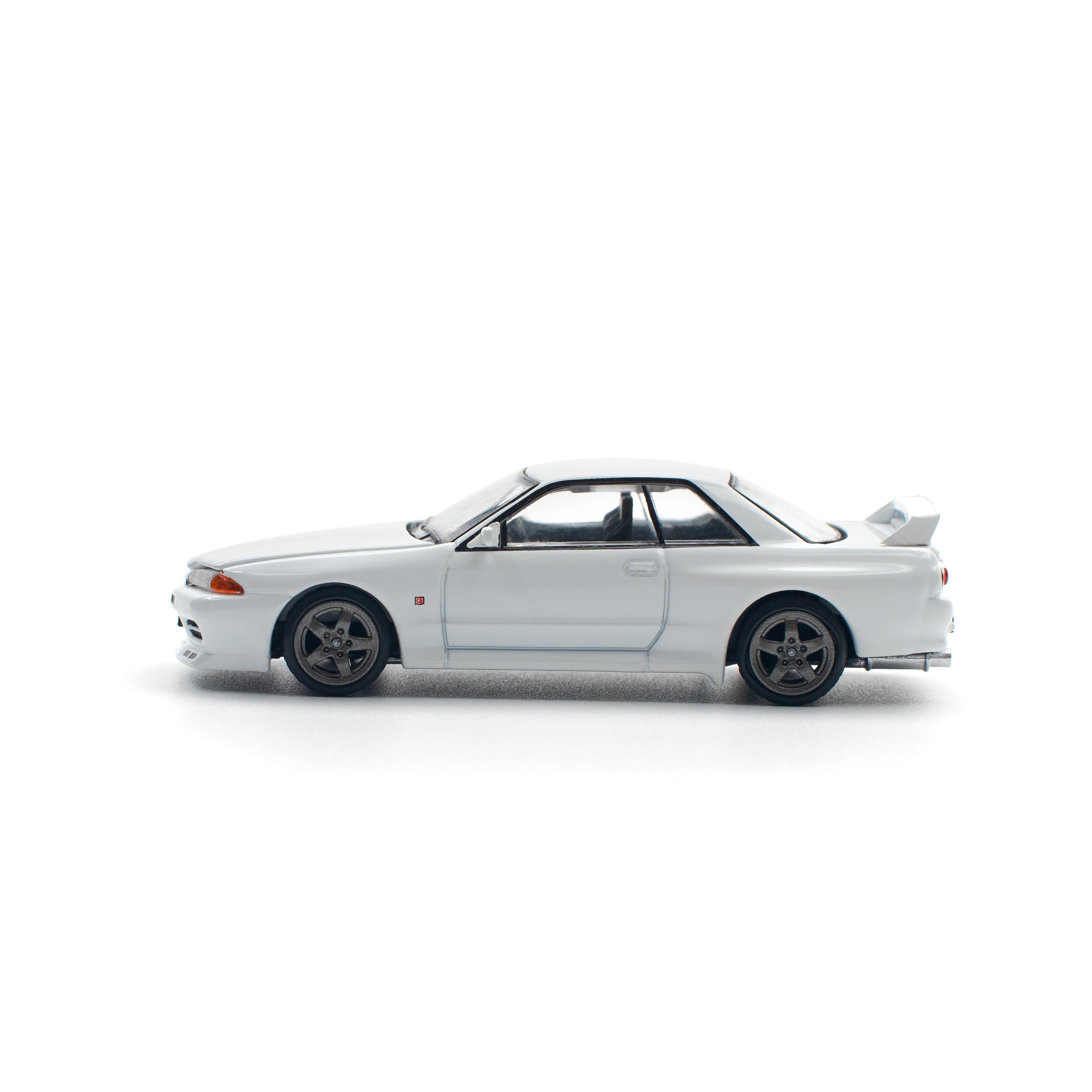 Nissan Skyline GT-R R32 Cystal White PR640157 by Pop Race