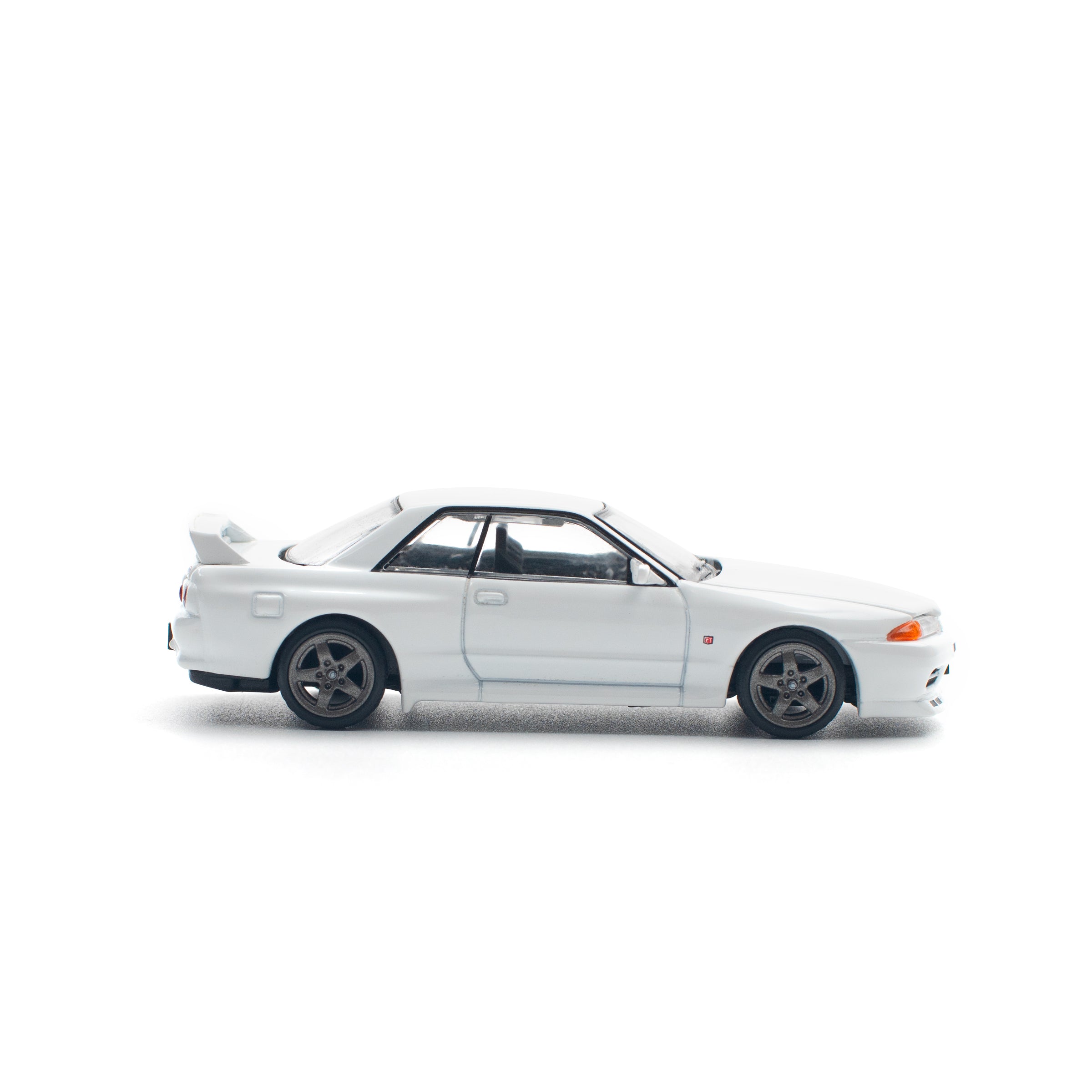 Nissan Skyline GT-R R32 Cystal White PR640157 by Pop Race