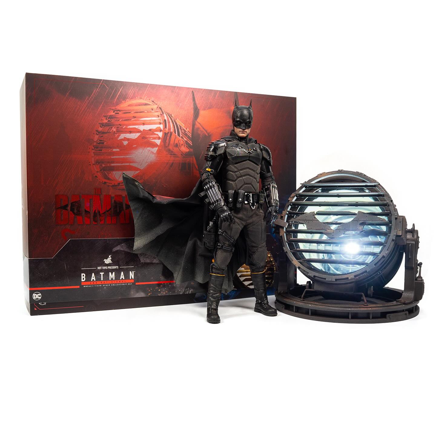 BATMAN AND BAT-SIGNAL Collectible Set by Hot Toys